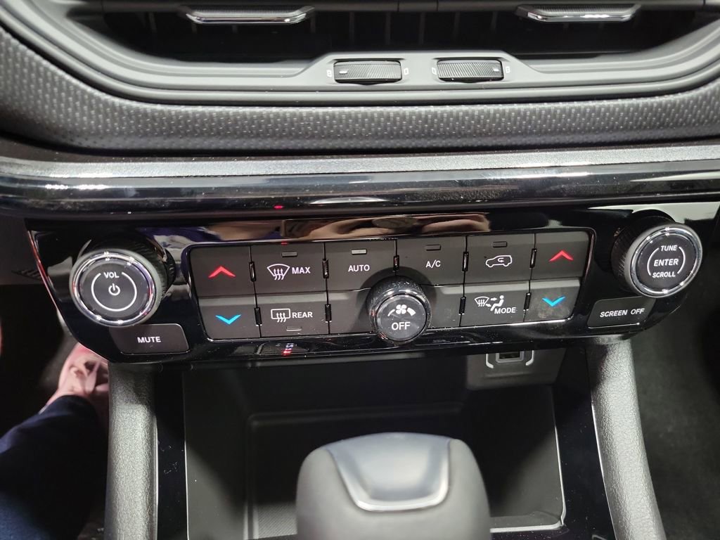 New 2025 Jeep Compass Latitude w/ Sun & Sound Group image 17