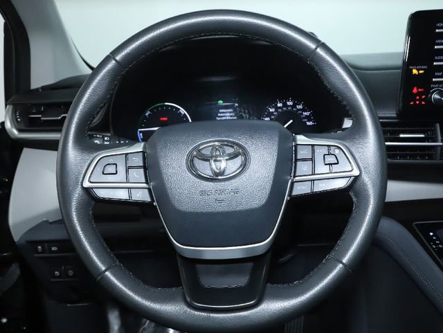 Used 2024 Toyota Sienna XLE image 32