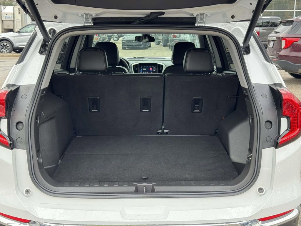 Used 2024 GMC Terrain SLT image 15