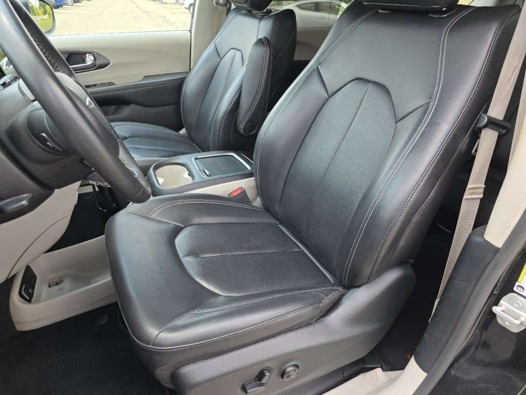 Used 2023 Chrysler Pacifica Touring-L FWD image 24