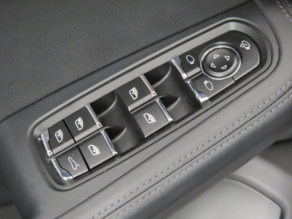 Certified 2026 Porsche Macan AWD/4WD image 38