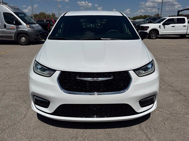 Used 2025 Chrysler Pacifica Select FWD image 2