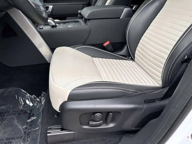 Used 2023 Land Rover Discovery Metropolitan Edition image 23