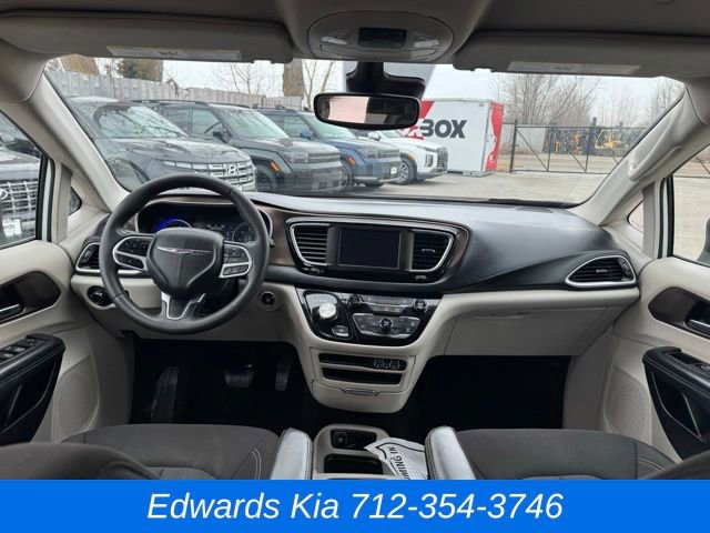 Used 2023 Chrysler Voyager LX image 12