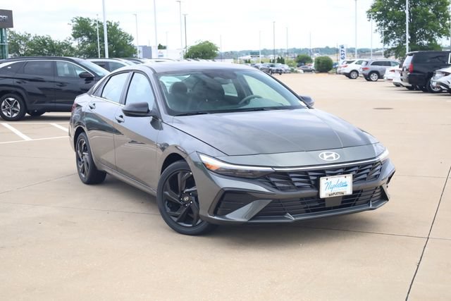 New 2026 Hyundai Elantra SEL Sport Premium FWD image 2