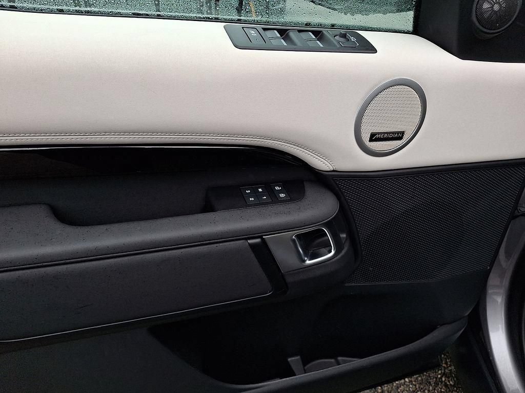 Used 2025 Land Rover Discovery S AWD/4WD image 16