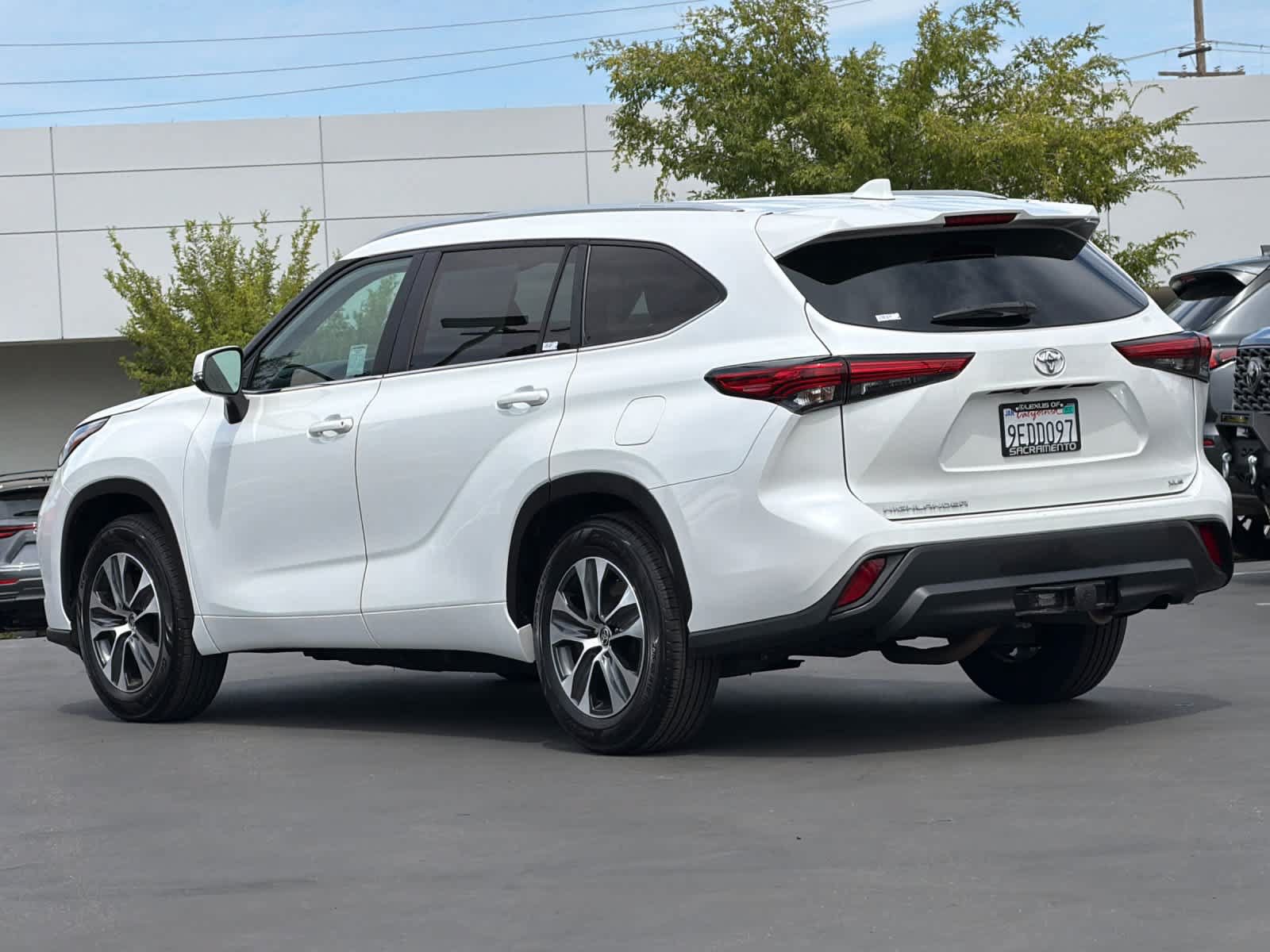 Used 2023 Toyota Highlander XLE FWD image 7