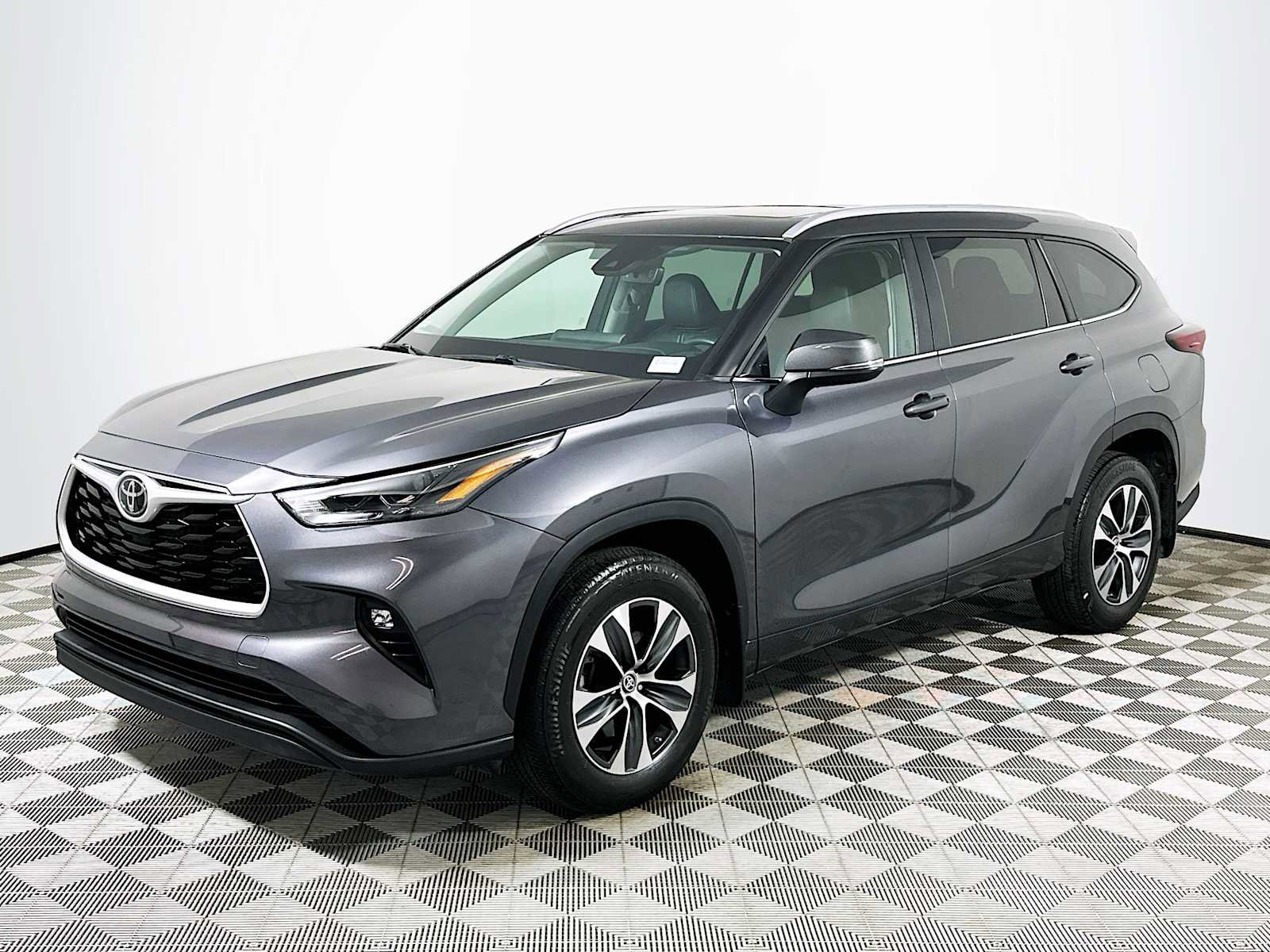 Used 2024 Toyota Highlander XLE image 3