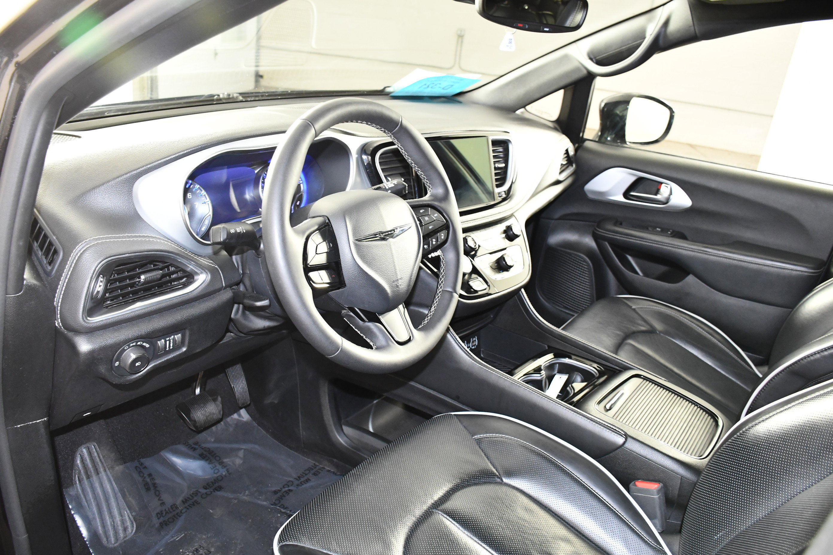 Used 2025 Chrysler Pacifica Limited image 2