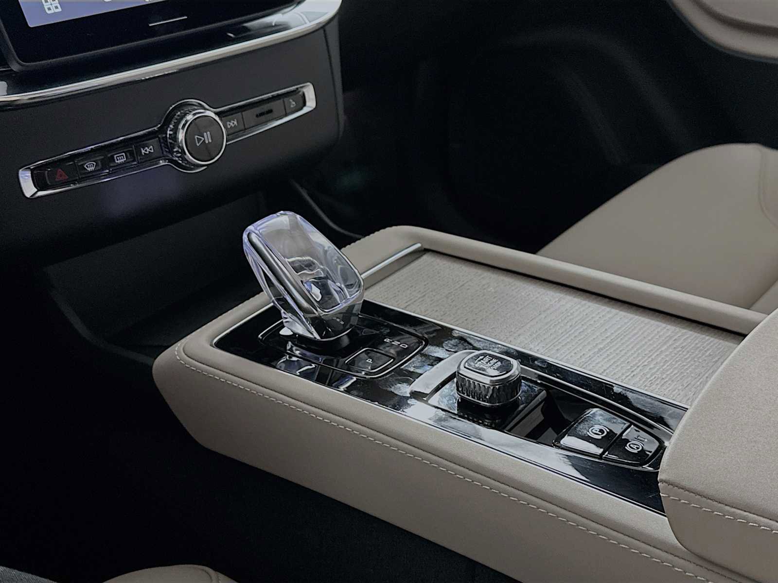 Used 2025 Volvo XC90 B6 Plus w/ Protection Package Premier image 16