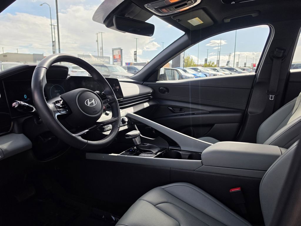 Used 2025 Hyundai Elantra Limited image 9