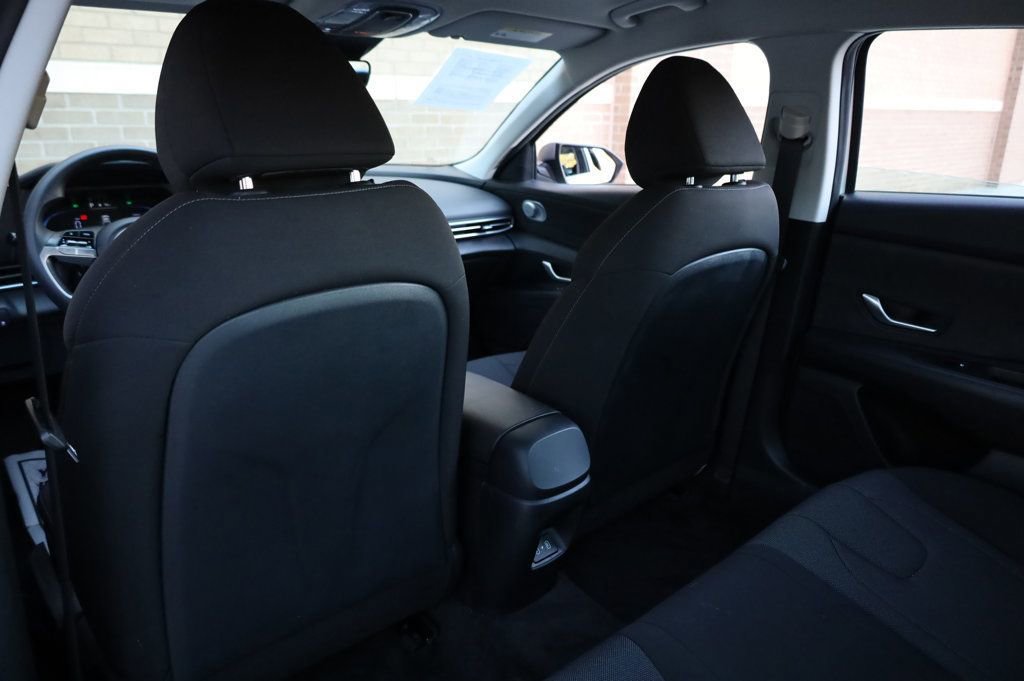 Used 2025 Hyundai Elantra SE w/ Cargo Package image 18