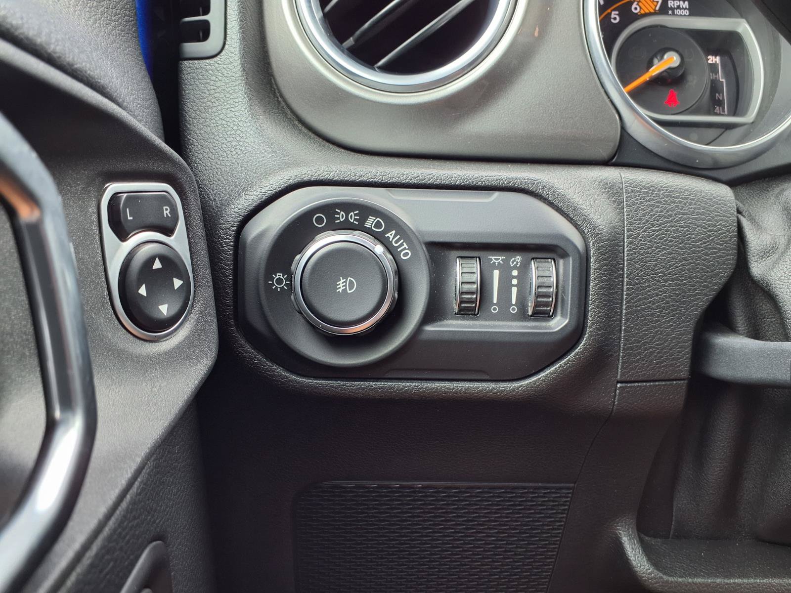 Used 2018 Jeep Wrangler Unlimited Sahara AWD/4WD image 19