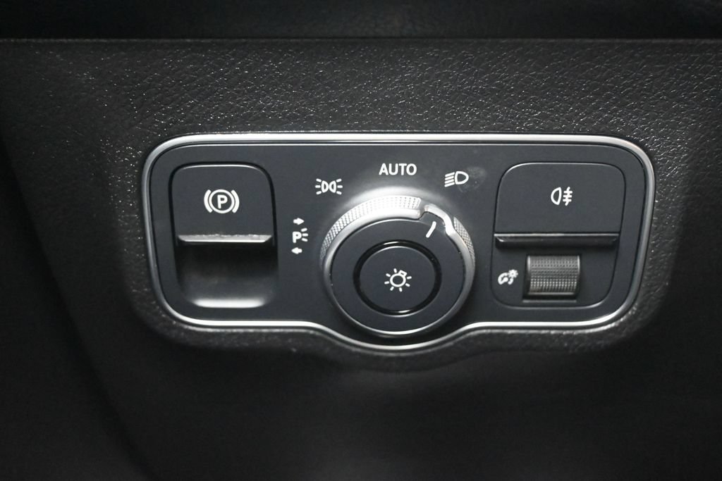 Used 2022 Mercedes-Benz EQB 350 4MATIC image 22