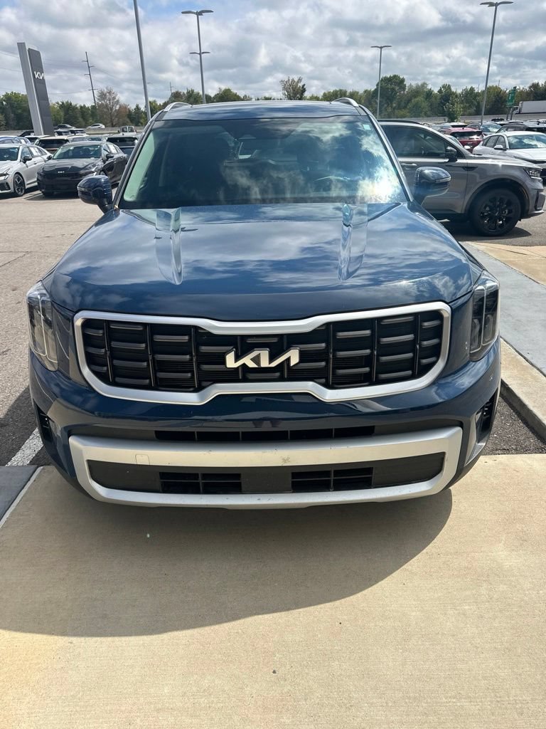 Certified 2025 Kia Telluride S FWD image 3