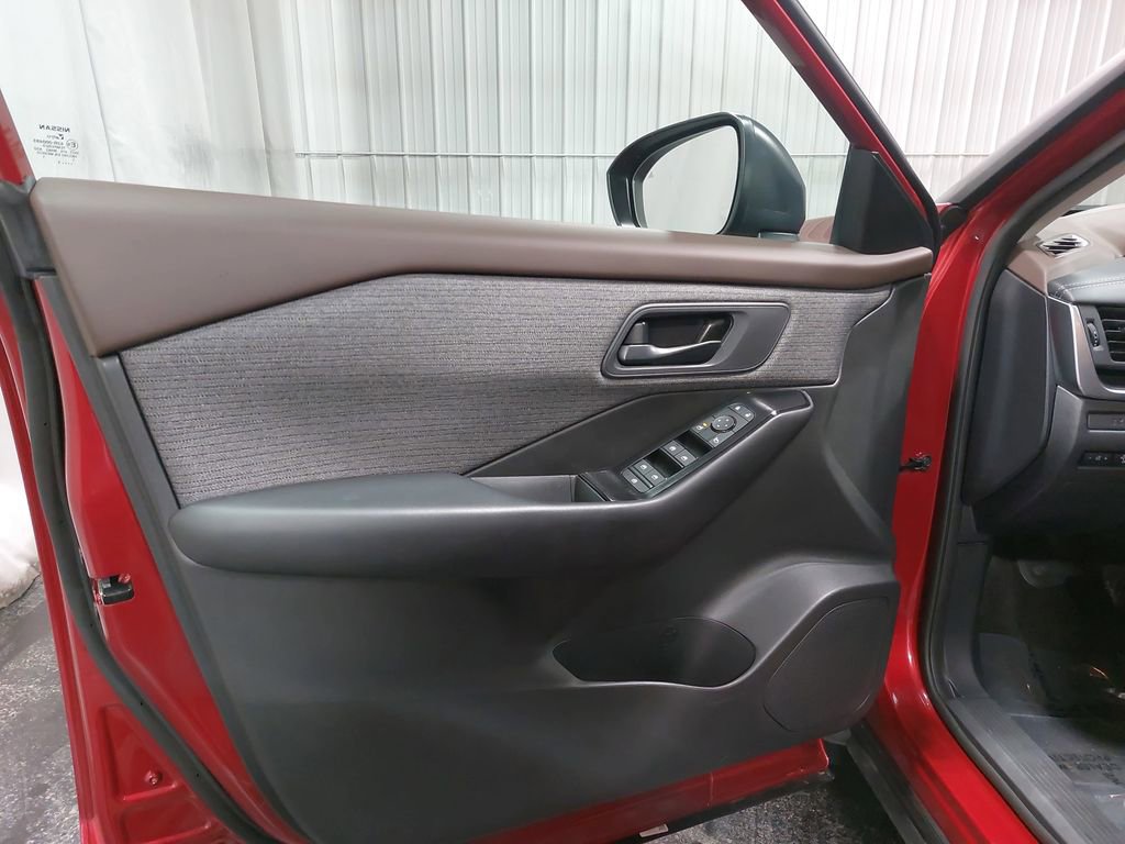 Used 2023 Nissan Rogue S image 25