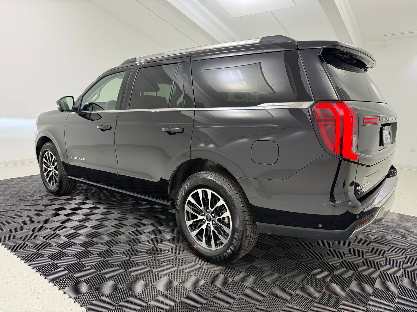Used 2025 Ford Expedition Platinum AWD/4WD image 5