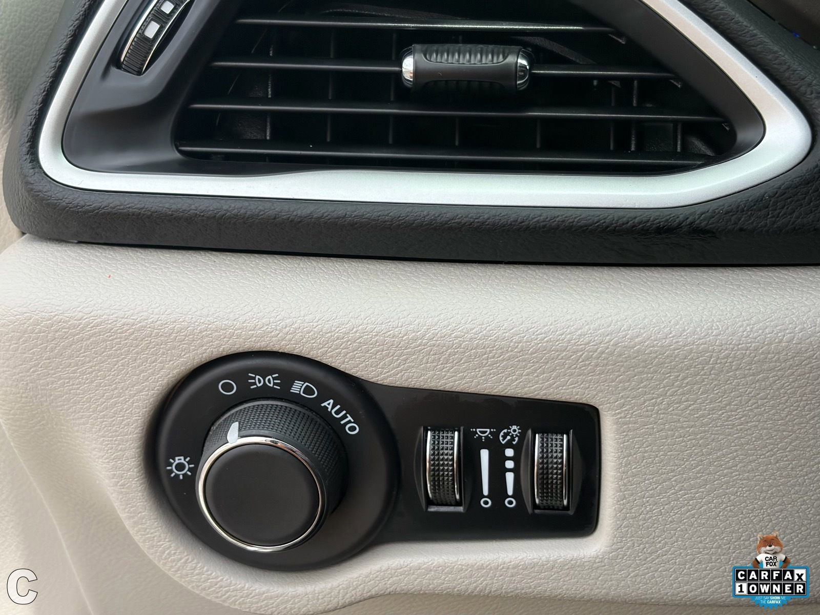 Used 2024 Chrysler Voyager LX image 15