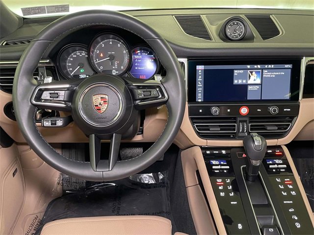 Certified 2025 Porsche Macan image 27
