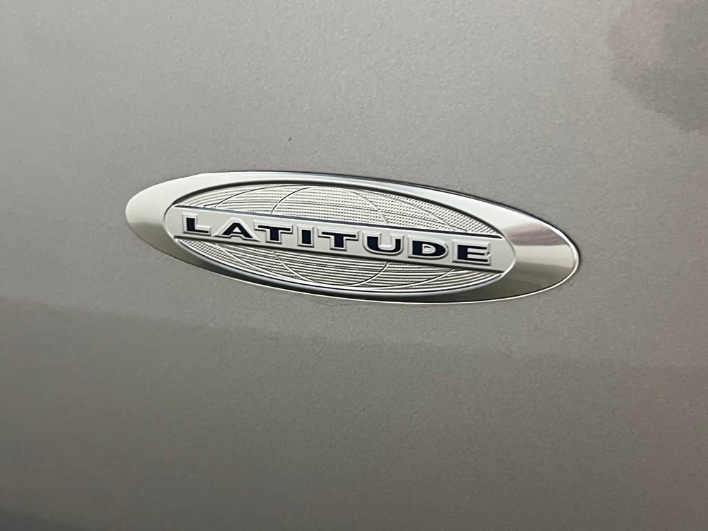 Used 2016 Jeep Patriot Latitude AWD/4WD image 6