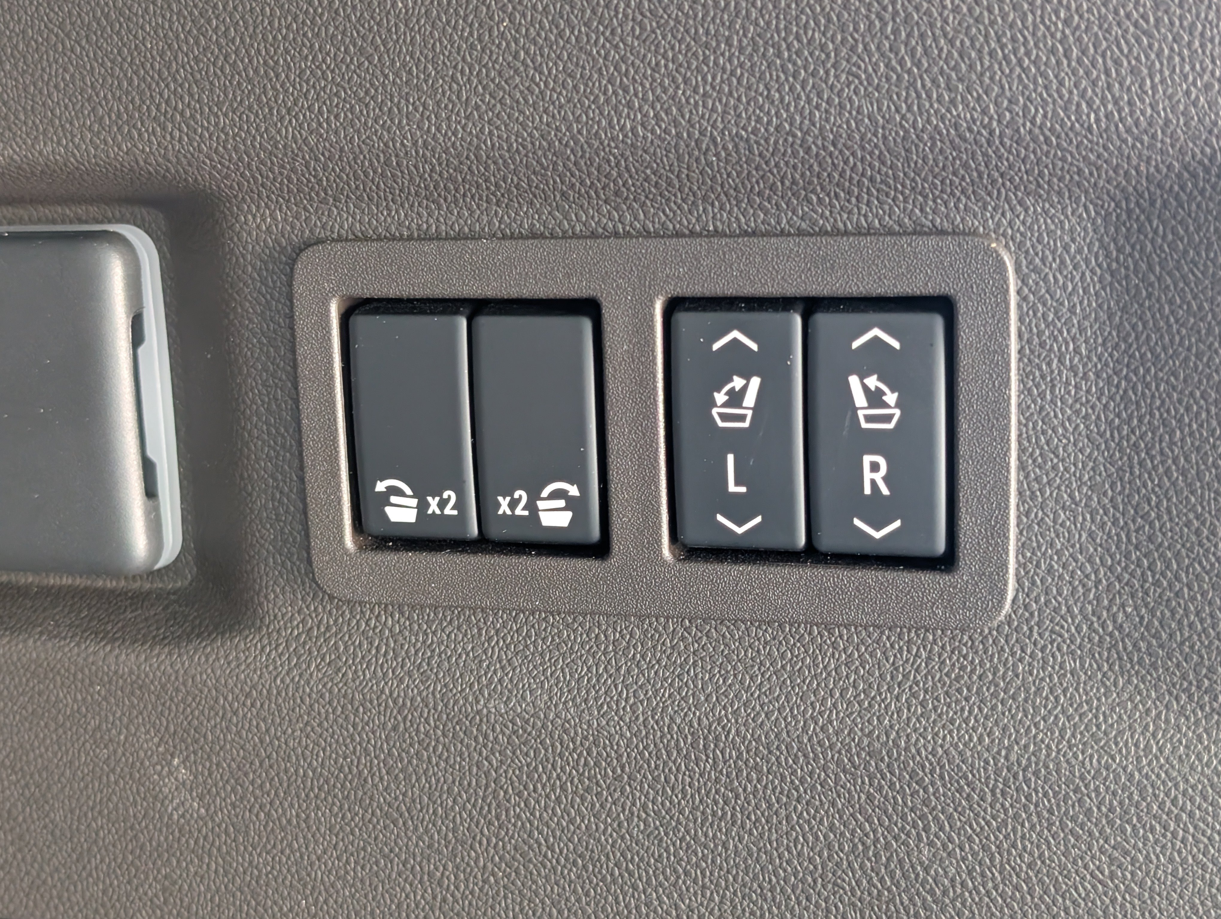 Used 2024 GMC Yukon SLT w/ SLT Premium Package RWD image 22