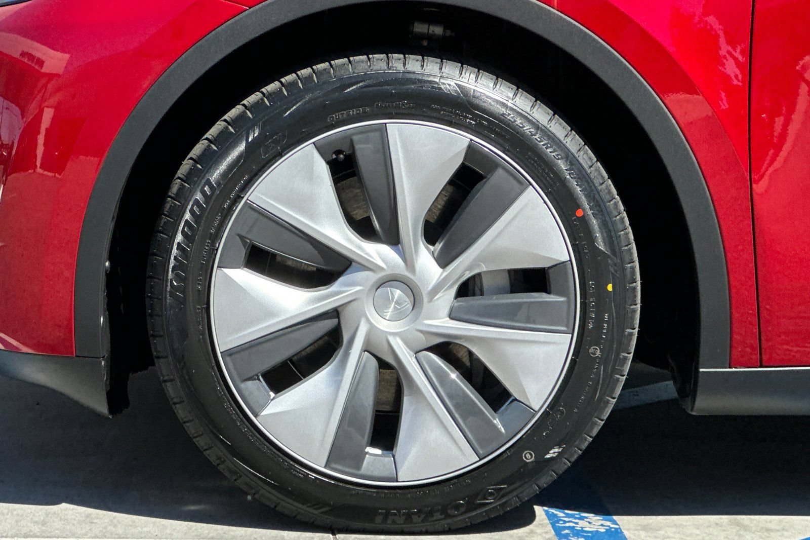 Used 2024 Tesla Model Y Long Range AWD/4WD image 27