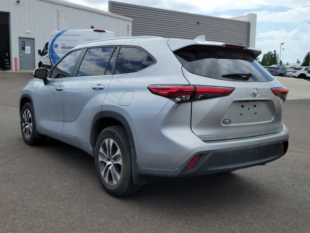 Used 2023 Toyota Highlander XLE AWD/4WD image 3