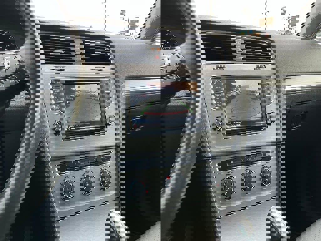 Used 2016 Volkswagen Golf SE w/ Lighting Package image 17