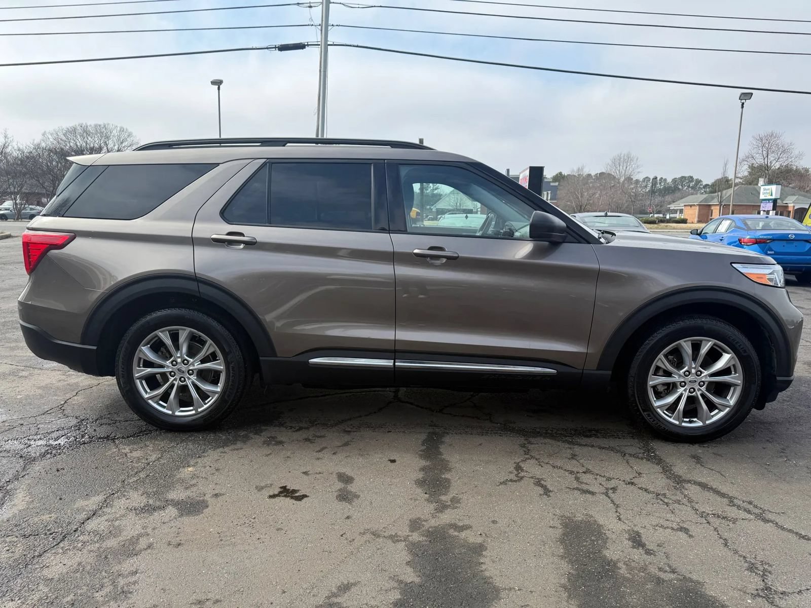 Used 2021 Ford Explorer XLT w/ Equipment Group 202A AWD/4WD image 2