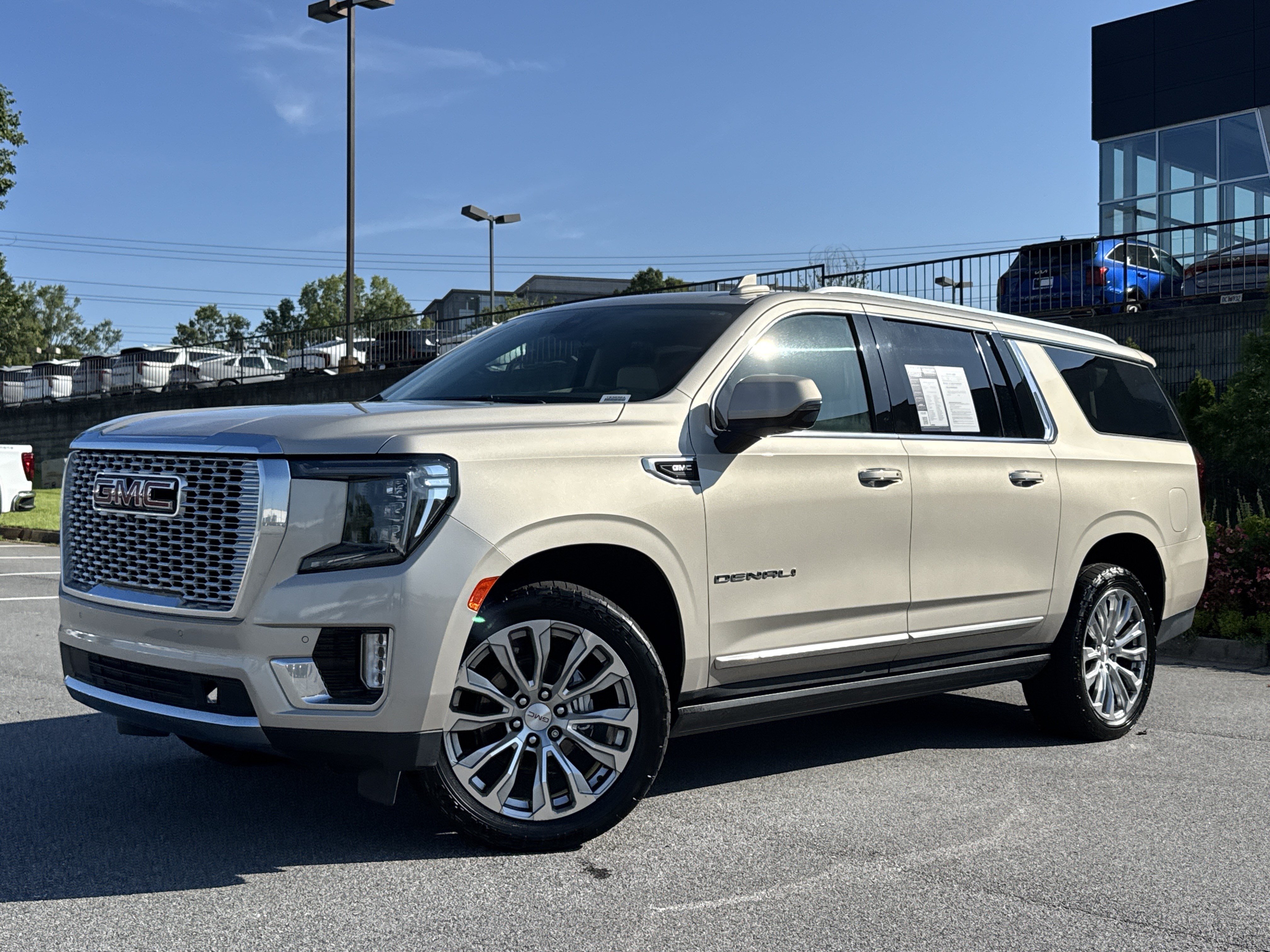 Used 2022 GMC Yukon XL Denali AWD/4WD image 5