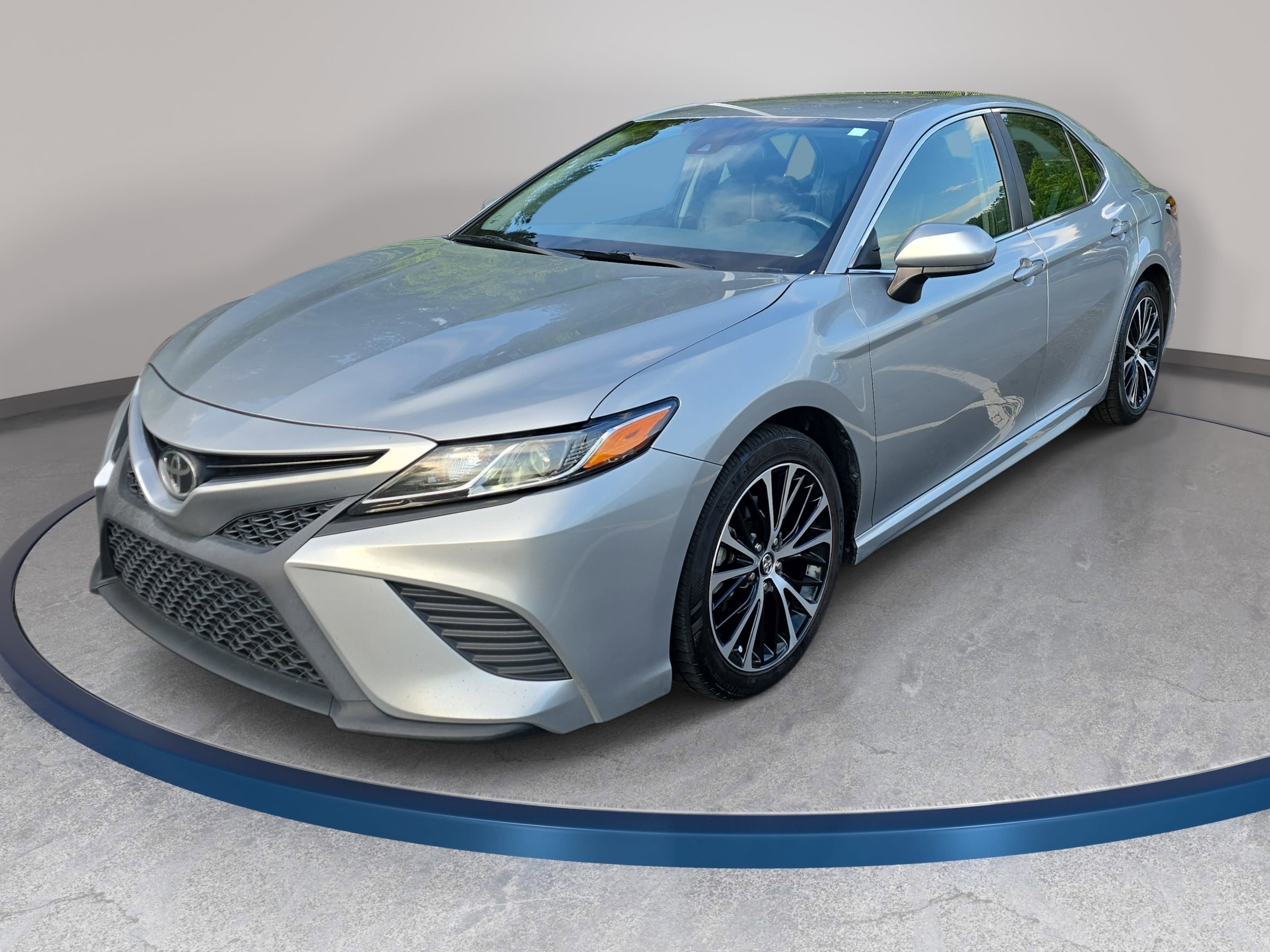 Used 2018 Toyota Camry SE FWD image 1