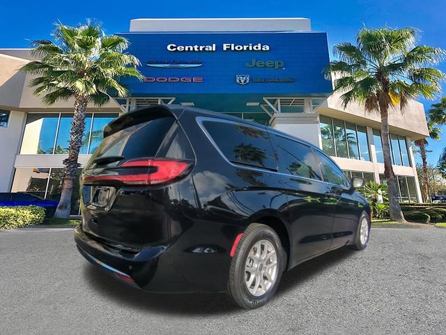 Used 2024 Chrysler Pacifica Touring-L image 5