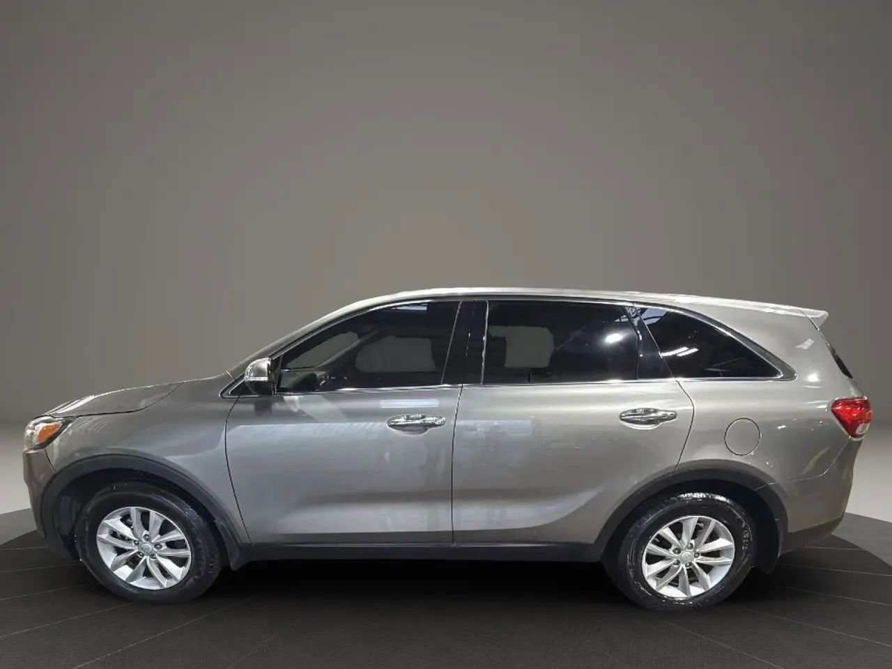 Used 2017 Kia Sorento L image 8