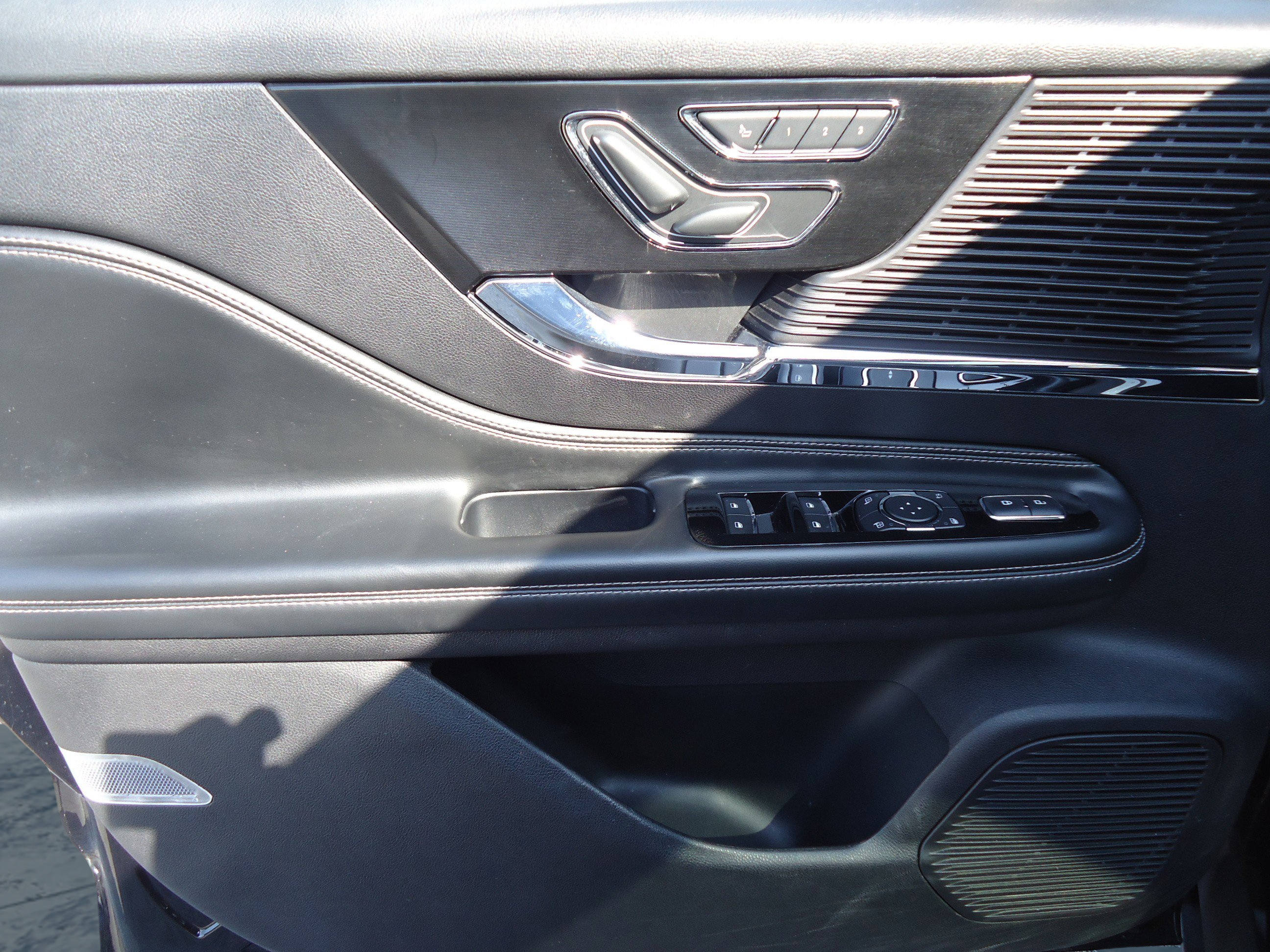 Used 2022 Lincoln Corsair AWD w/ Premium Package image 22