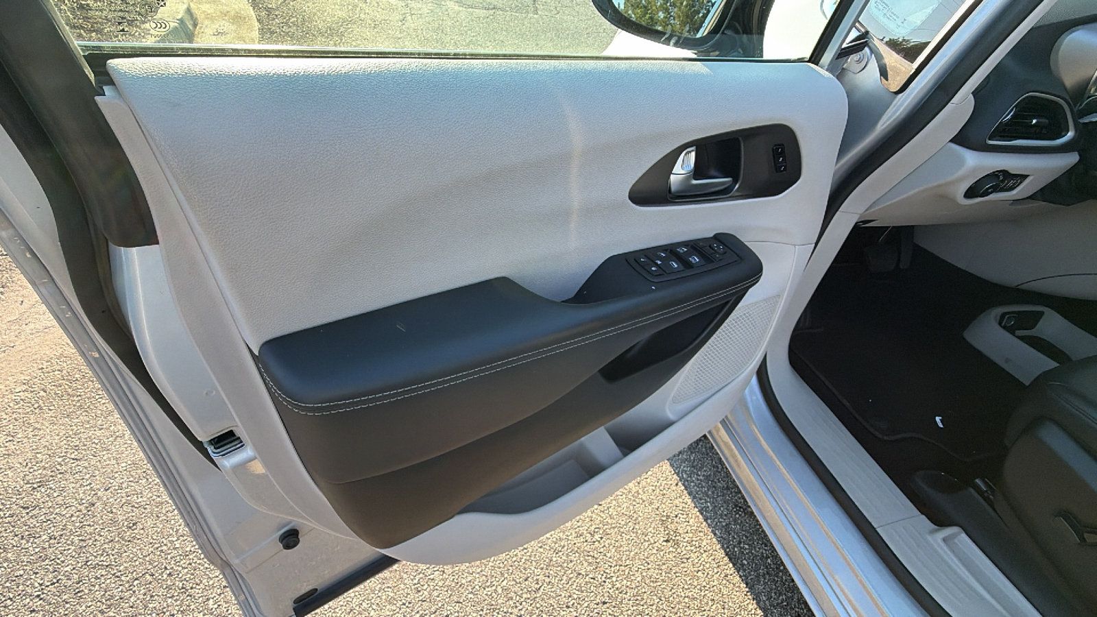 Used 2024 Chrysler Pacifica Touring-L FWD image 14