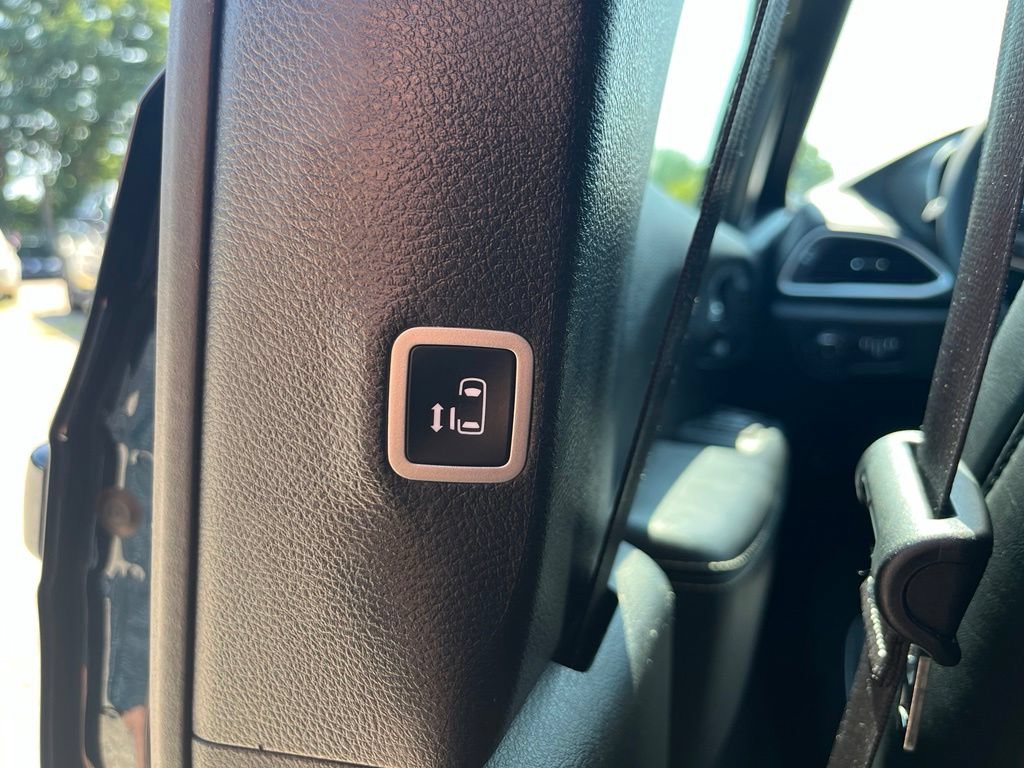 Used 2025 Chrysler Pacifica Select FWD image 27