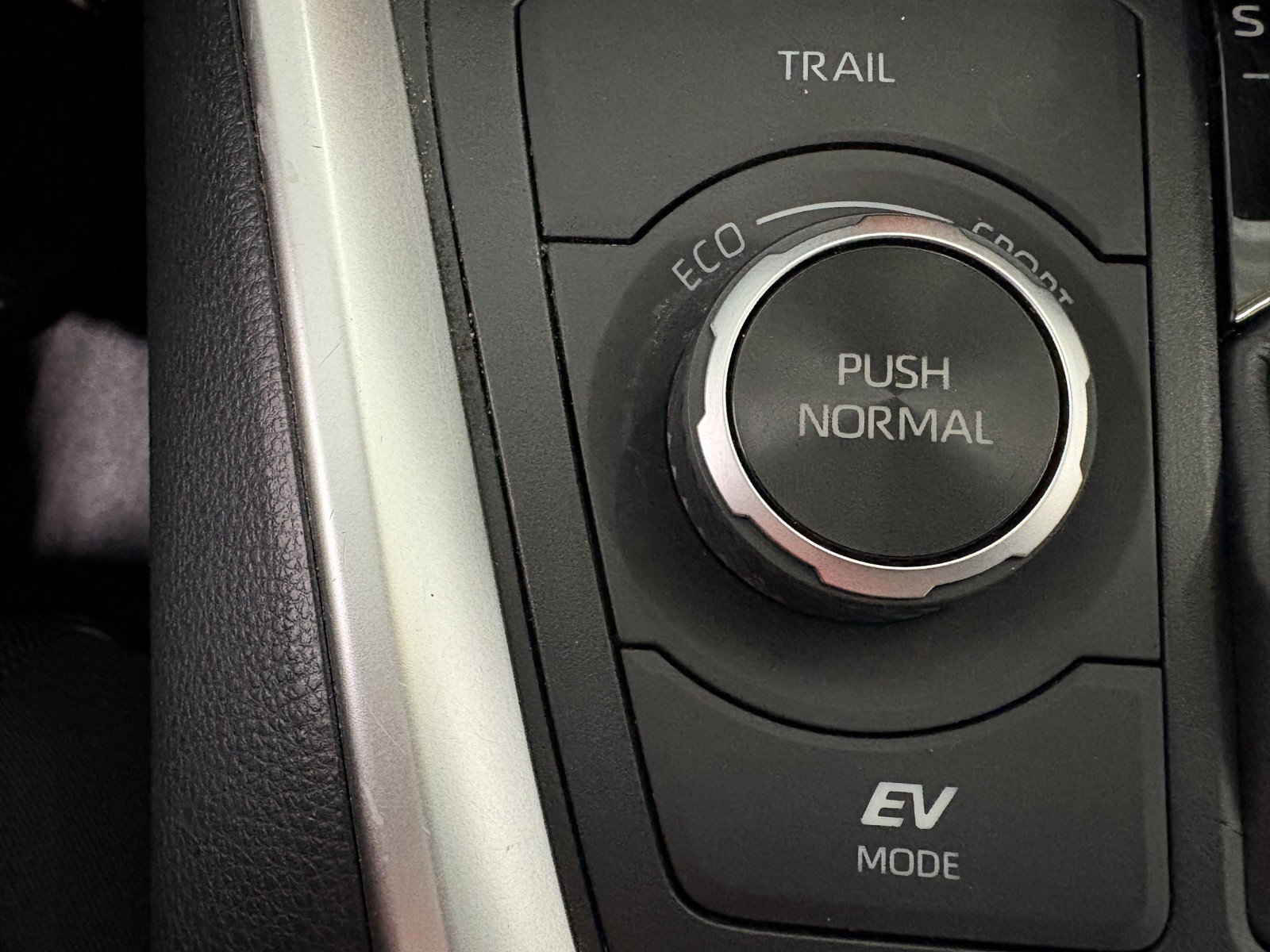 Used 2024 Toyota RAV4 LE AWD/4WD image 26