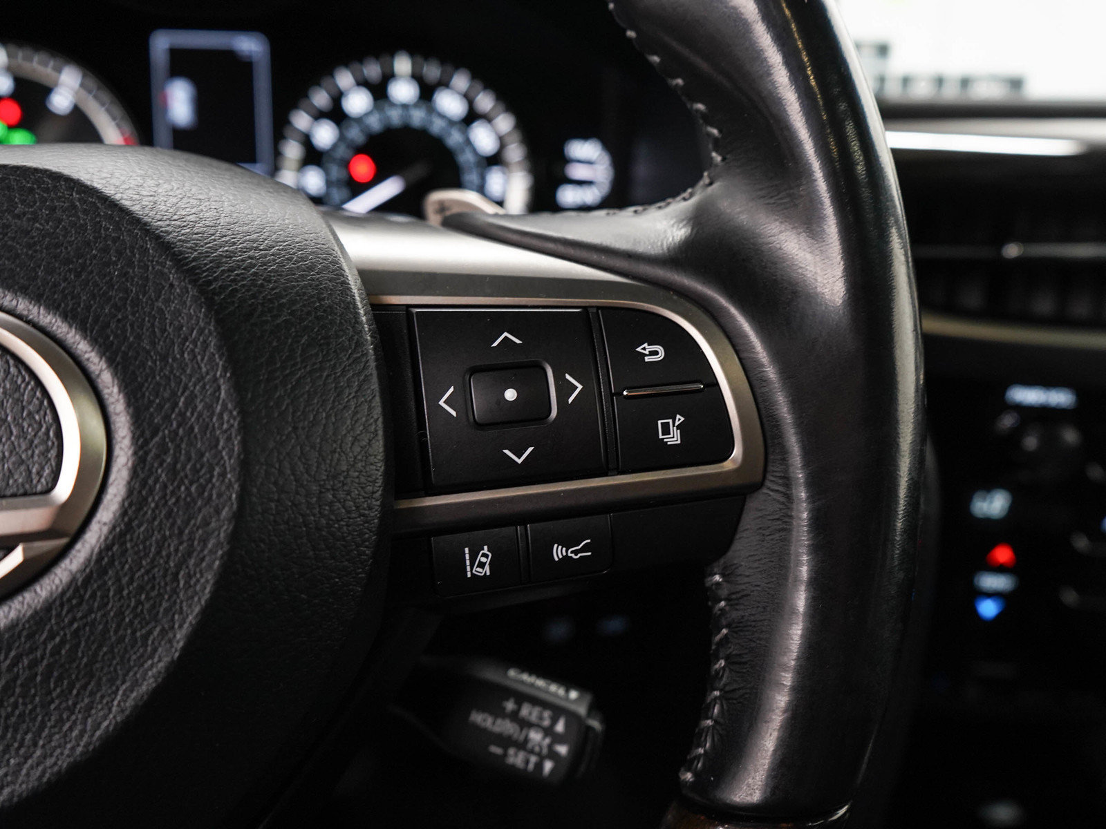 Used 2018 Lexus LX 570 4WD image 32
