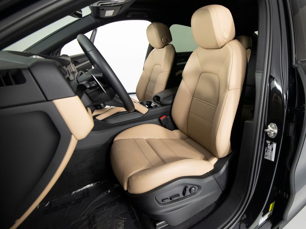 Certified 2025 Porsche Cayenne Coupe image 16