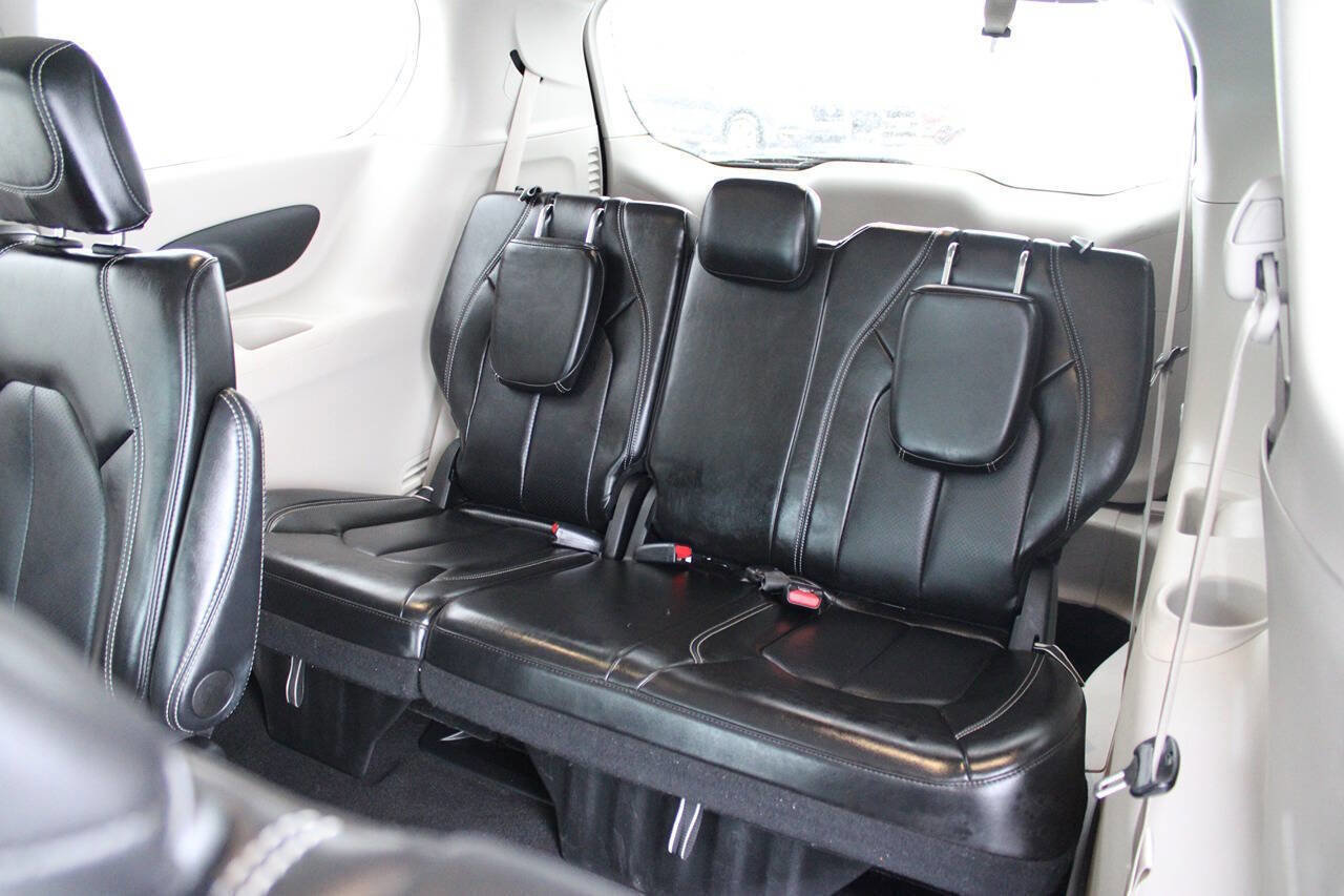 Used 2024 Chrysler Pacifica Touring-L image 10