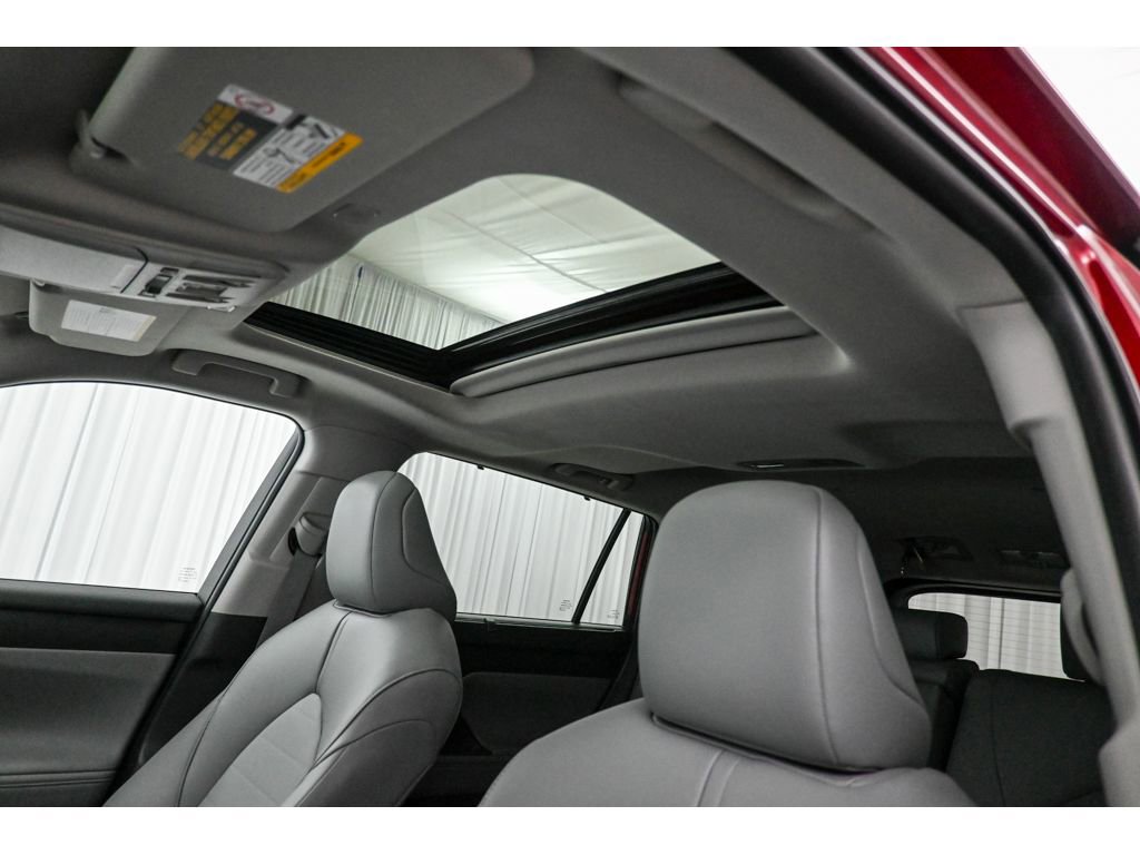 Used 2025 Toyota Highlander XLE image 11