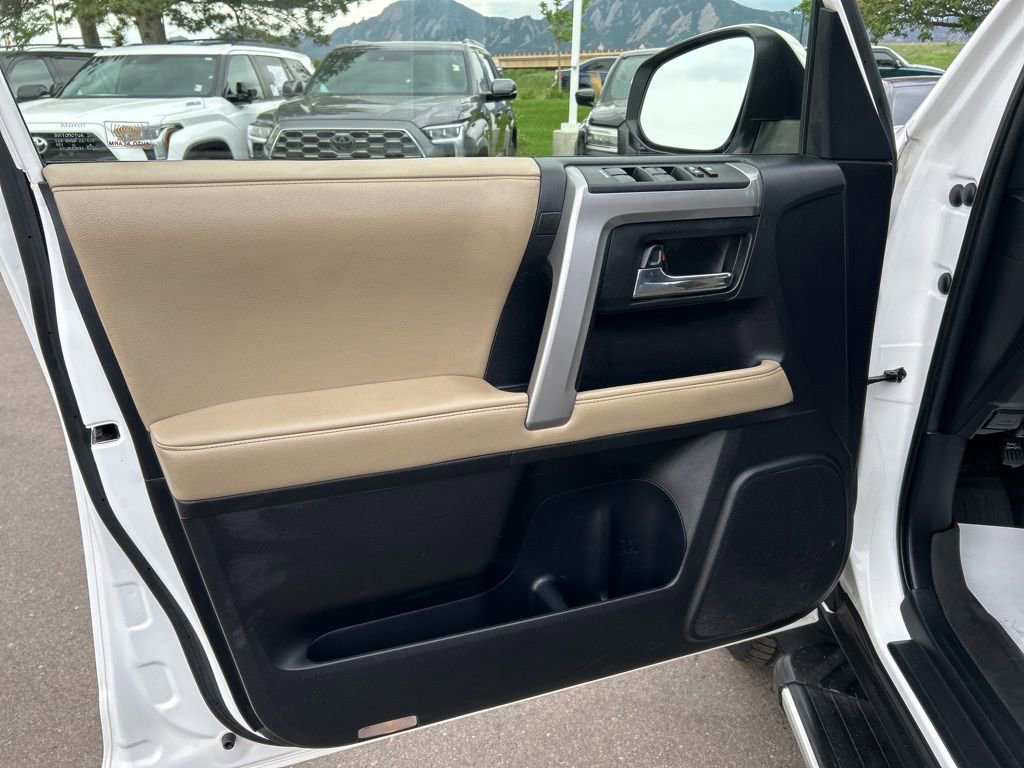Used 2014 Toyota 4Runner SR5 AWD/4WD image 21