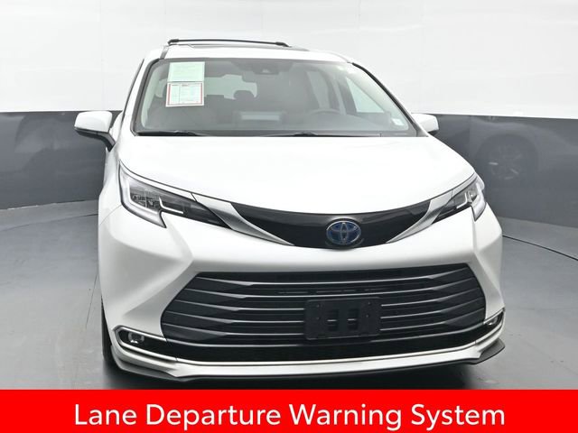 Used 2023 Toyota Sienna Limited image 10