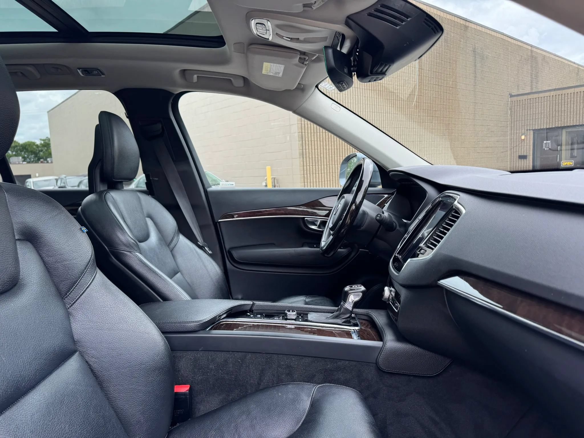 Used 2016 Volvo XC90 T6 Momentum w/ Momentum Plus Package AWD/4WD image 24