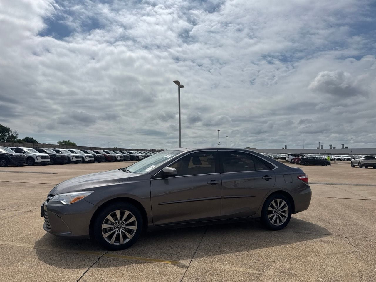 Used 2017 Toyota Camry XLE FWD image 11