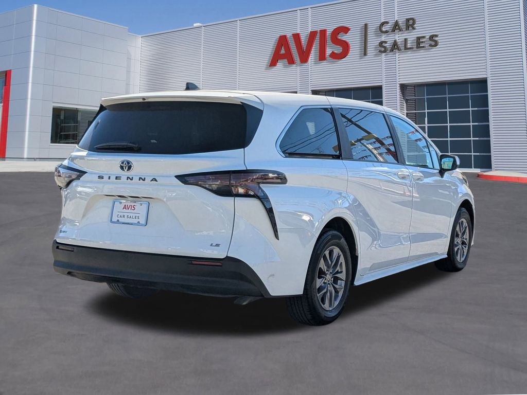 Used 2025 Toyota Sienna LE image 6