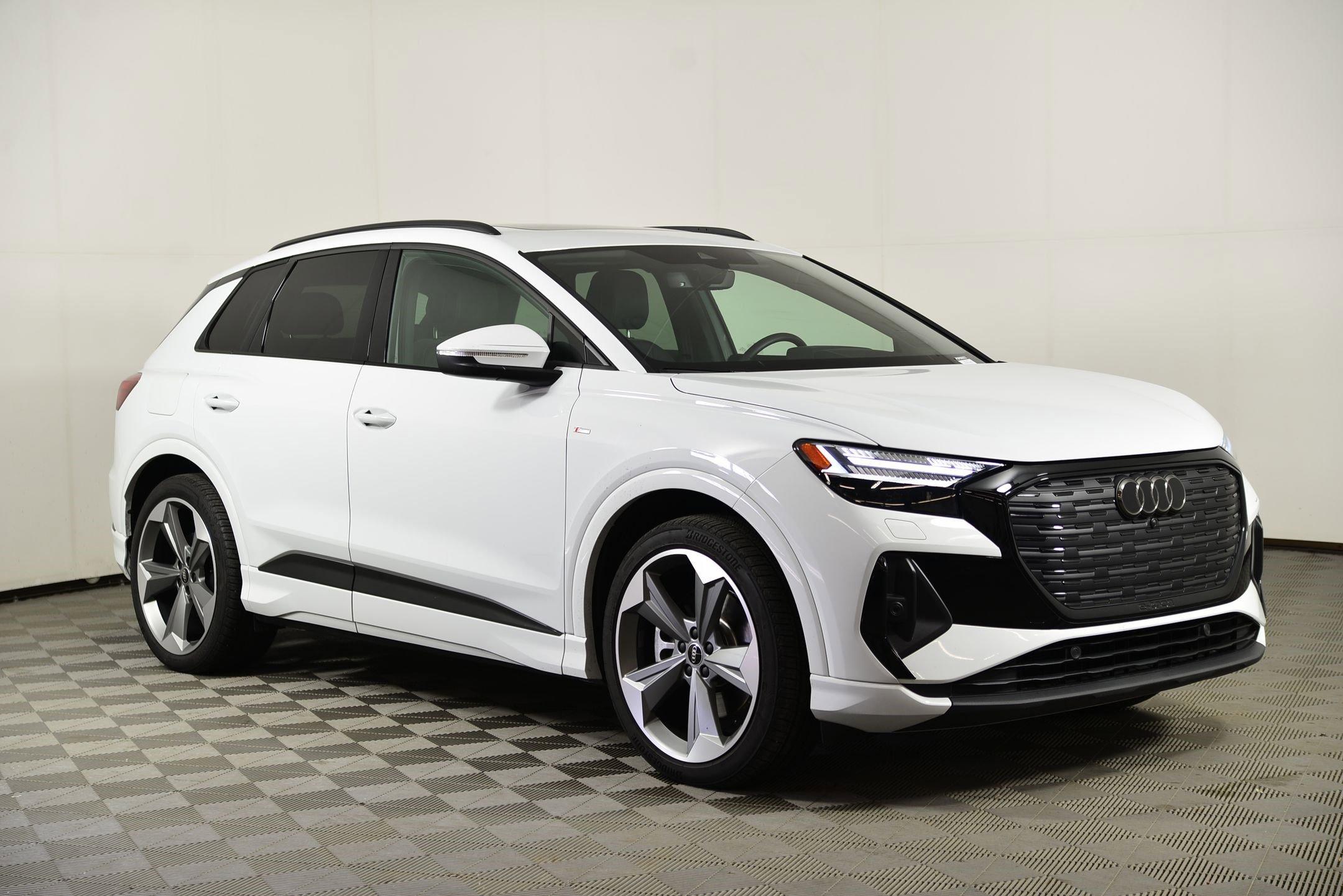 Used 2025 Audi Q4 e-tron Prestige w/ Black Optic Package image 7