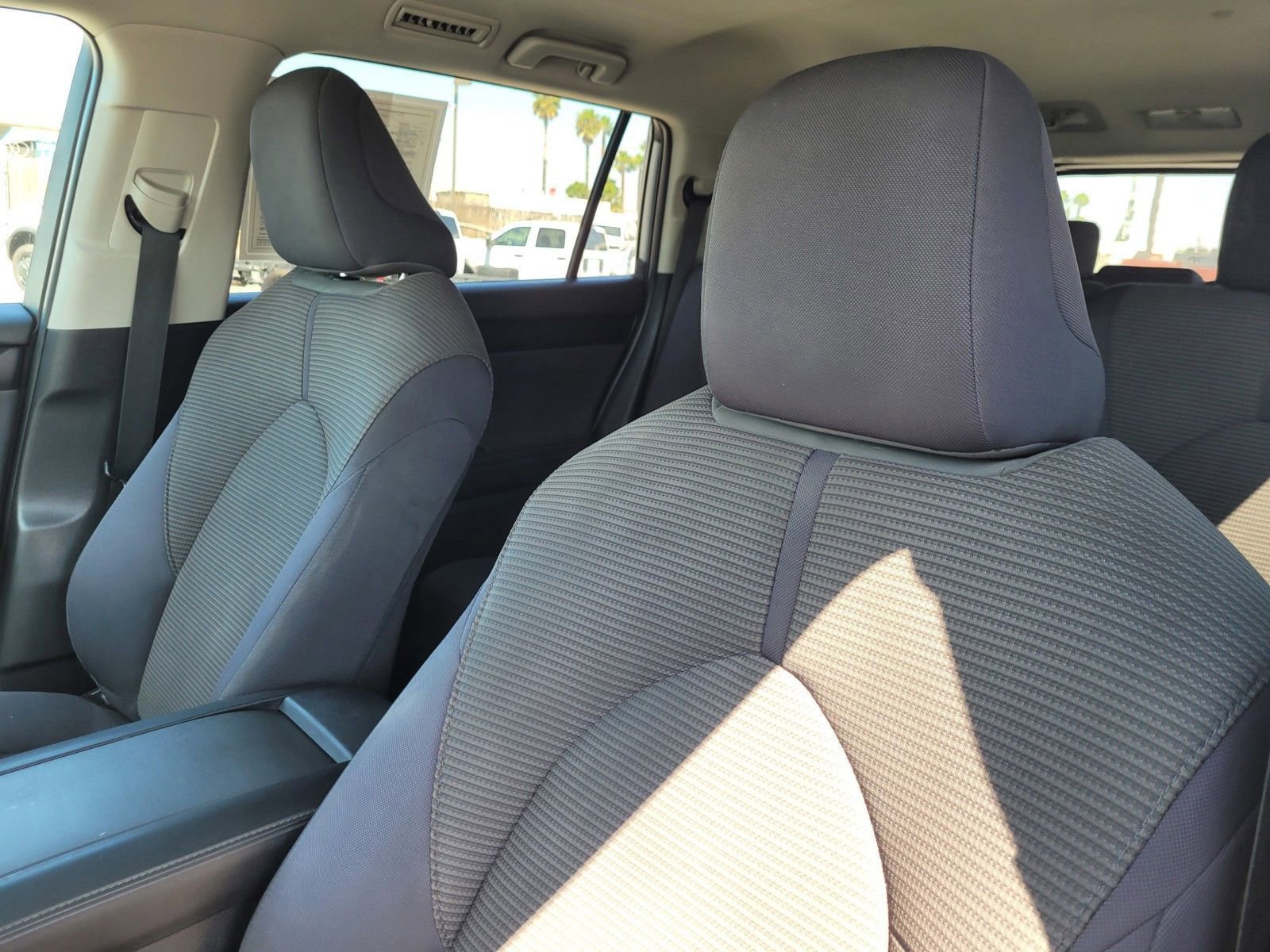 Used 2021 Toyota Highlander LE FWD image 16