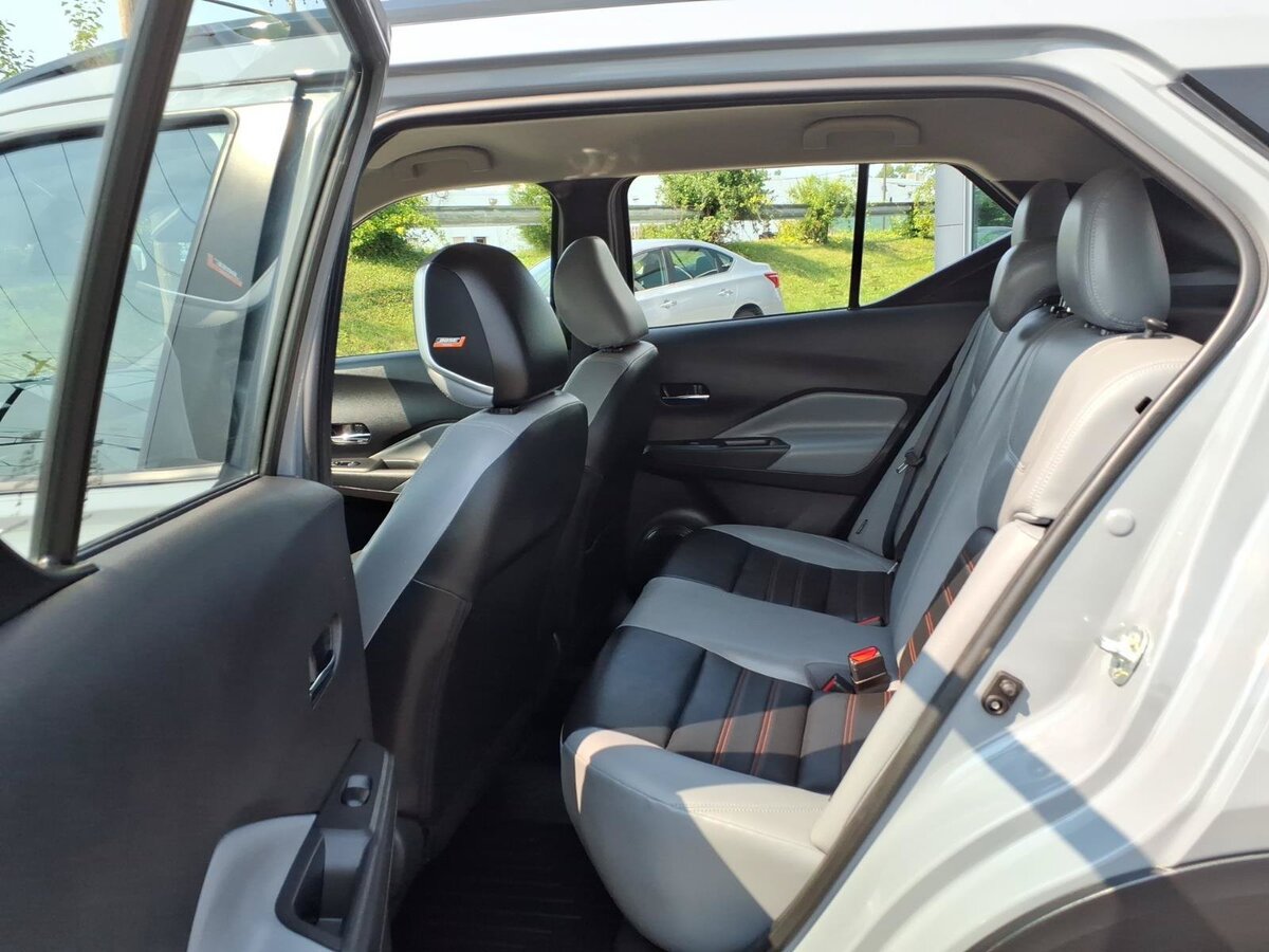 Used 2024 Nissan Kicks SR w/ SR Premium Package FWD image 17