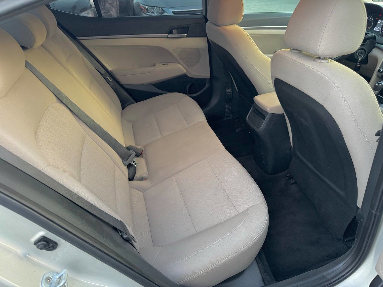 Used 2017 Hyundai Elantra SE image 16